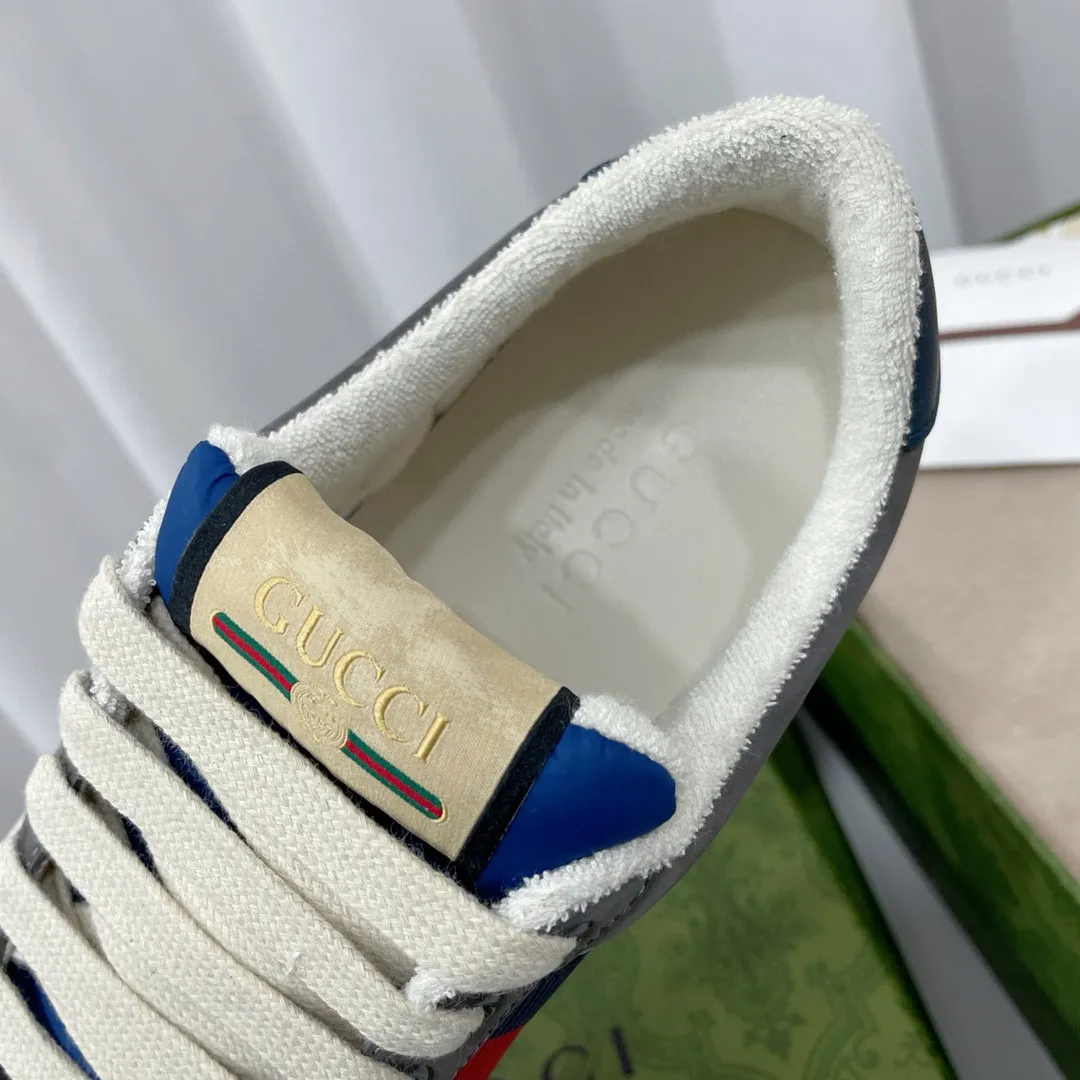 Ex-factory price: 540💰 GUCCI Gucci's newly upgraded back cover lining, top-notch old dirty shoes, classic casual sports shoes for couples, retro sneakers and old G family dirty shoes, updated at the counter simultaneously! ①The shoe upper has the same water-based edge coating process as the original version⚠️The ordinary oil edges on the market have a strong glue feel and are easy to fall off! Grade A first-layer nubuck leather (with pores)/matching computer embroidered double G cloth, high-density terry velvet lining. ② A PVC transparent small round mark sealing line is added to the details of the midsole. The mold is opened six times and the jewelry craftsmanship is used to customize the two-color double G buckle, striving to be the same as the original version. A pair of buttons is more than three times more expensive than ordinary buckles on the market. ③An old two-color washable label, the chip is placed on the outer waist of the right foot, the entire shoe is completely hollowed out with rubber technology, TUP material (rubber to distinguish the market) with the latest green packaging from the counter, 3D printed handbag, and a pair of shoelaces. There is no pressure when entering and exiting the counter. You can buy a 1:1 accurate replica of the original version and modify and upgrade it repeatedly. The details are perfectly restored, the materials are all customized, and they are truly top-notch. Please look at the details clearly to identify the quality. Upper: First-layer frosted cowhide/embroidered double G cloth. Lining: original high-density velvet lining. Foot pads: original pearlescent sheepskin. Outsole: private molded vacuum TPU material. Packaging: original top-grade full set packaging at the counter. Shoe size: women's size 35-40, men's size 39-44 (men's size 38, 45🉑️customized, non-returnable)